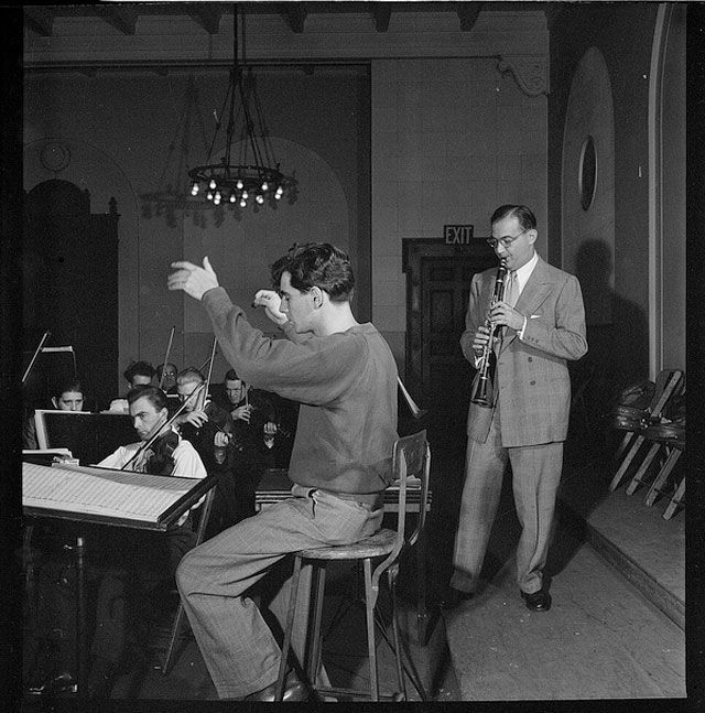 Portrait of Leonard Bernstein, Benny Goodman, and Max Hollander, Carnegie Hall, New York, between 1946 and 1948